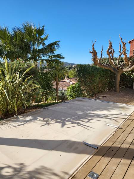 Jardinier pour nettoyage de jardin après l'hiver à Bormes-les-Mimosas 83